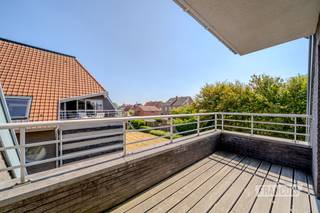 Ontdek ook de andere mogelijkheden in Residentie Duinbos<br /><br />Naast dit appartement zijn er binnen Residentie Duinbos nog verschillende andere appartementstypes beschikbaar, elk met hun eigen indeling, oppervlakte en troeven. Tijdens een bezoek geven wij u graag een overzicht van de verschillende mogelijkheden, zodat u het appartement kunt kiezen dat het best aansluit bij uw wensen.<br /><br />Zeer verzorgd duplex appartement met een bewoonbare oppervlakte van 73 m². Dankzij de praktische indeling, de aangename buitenruimtes en de rustige ligging vormt dit appartement een uitstekende keuze voor zowel eigen bewoning, een tweede verblijf aan zee als een interessante investering.<br /><br />De inkom geeft toegang tot een lichtrijke leefruimte met open keuken, waar de vele raampartijen zorgen voor een aangenaam ruimtegevoel en een optimale lichtinval. Vanuit de leefruimte bereikt u het prachtige terras, waardoor binnen en buiten naadloos in elkaar overlopen en u op elk moment van de dag van de zon of de rust kunt genieten.<br /><br />Verder beschikt het appartement over twee mooie slaapkamers , een verzorgde badkamer en een afzonderlijke berging die extra opbergruimte biedt voor alledaagse spullen.<br /><br />Residentie Duinbos geniet van een bijzonder gegeerde ligging in De Haan. Het strand bevindt zich op wandelafstand en ook de duinen, het groen en de Royal Ostend Golf Club liggen vlakbij. Bovendien bereikt u winkels, restaurants en openbaar vervoer in slechts enkele minuten, waardoor u geniet van een rustige woonomgeving zonder in te boeten aan bereikbaarheid.<br /><br />Bent u op zoek naar een comfortabele woning, een tweede verblijf aan zee of een interessante investering? Neem dan vrijblijvend contact op met Victor via victor@immofrancois.be of telefonisch op +32 470 64 60 28 voor meer informatie.<br /><br />