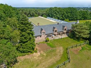 <p><span>Unieke eigendom met 24 paardenstallen en binnenpiste op ca. 10 hectare te Paal-Beringen!</span></p><p><span> </span></p><p><span>Bent u op zoek naar een uitzonderlijk pand dat wonen, natuur en paardenpassie harmonieus verenigt? Ontdek deze exclusieve eigendom op een domein van circa 10 hectare, rustig gelegen in het groen en toch vlakbij het centrum van Paal (Beringen), de paardenkliniek Equitom én de autostrade E313.</span></p><p><span> </span></p><p><span>Voor de paardenliefhebber - professioneel uitgeruste infrastructuur.</span></p><p><span> </span></p><p><span>* 24 paardenstallen verdeeld over meerdere stallingen, degelijk gebouwd in baksteen met toegankelijkheid</span></p><p><span>* Ruime binnenpiste met professionele ondergrond, automatische sproeinstallatie en verlichting, ideaal voor trainingen</span></p><p><span>* Zadelkamer, voeder- en wasplaats aanwezig</span></p><p><span>* Grote opslagloodsen voor hooi, stro en materiaal</span></p><p><span>* Uitgestrekte weilanden met houten omheining, automatische drinkbakken en schuilmogelijkheden</span></p><p><span>* Verhard terrein met voldoende ruimte voor trailers en vrachtwagens</span></p><p><span> </span></p><p><span>Woning - stijlvol en ruim. De karaktervolle woning in charmante hoevestijl beschikt over 5 ruime slaapkamers en een gezellige leefruimte met zicht op de binnenpiste en het omliggende groen. De keuken is volledig uitgerust, terwijl de combinatie van authentieke elementen zoals houten balken en natuursteen zorgt voor een warme, landelijke sfeer.</span></p><p><span> </span></p><p><span>Ligging - rust & bereikbaarheid. Deze eigendom is gelegen op een absolute toplocatie: verscholen in het groen voor maximale privacy met een privatieve oprijlaan, maar op slechts enkele minuten van:</span></p><p><span>* Dorp Paal en winkels</span></p><p><span>* Equitom, de gerenommeerde paardenkliniek</span></p><p><span>* De E313 (HasseltAntwerpen), vlot bereikbaar in beide richtingen</span></p><p><span> </span></p><p><span>Waarom deze eigendom? Deze plek is perfect voor een professionele ruiter, een paardenpension, fokkerij of gewoon voor wie op topniveau wil genieten van het buitenleven met paarden. Het geheel ademt kwaliteit, ruimte en rust.</span></p><p><span> </span></p><p><span>Bekijk zeker ook de drone video rondleiding en de grondplannen met de afmetingen. Zo krijgt u van thuis uit al een perfect beeld van wat deze eigendom te bieden heeft!</span></p><p><span> </span></p><p><span>Wenst u meer info of een vrijblijvende bezichtiging, contacteer dan ons kantoor op het nummer 011 85 15 15 en wij helpen u graag verder.</span></p><p><span> </span></p>