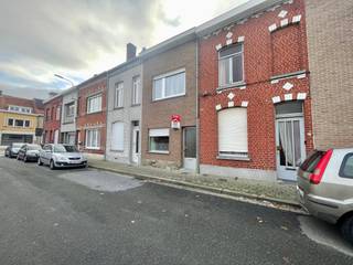 Bent u opzoek naar een betaalbare woning - Deze charmante starterswoning is perfect voor starters of investeerders.Indeling Gelijkvloers Voorplaats...