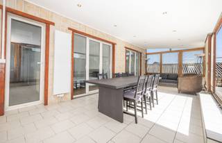 MAISON EN COLOCATION - imaginez une maison pensée pour conjuguer confort, convivialité et indépendance. Que vous soyez étudiant, jeune professionnel ou simplement à la recherche d'un cadre de vie agréable, cette maison vous offre un équilibre idéal entre espaces privés et moments de partage. Vous découvrirez <strong>5 chambres privatives,</strong> <strong>2 studios indépendants </strong>ainsi<strong> qu'un </strong><strong>atelier</strong>, permettant à chacun de préserver son intimité tout en profitant d'une ambiance conviviale. Le cœur de la maison s'articule autour de généreux espaces communs : un vaste salon/salle à manger de 32 m², une cuisine entièrement équipée (four, taque de cuisson, hotte, réfrigérateur, micro-ondes et lave-vaisselle), une magnifique terrasse de ± 35 m² exposée plein Sud et deux salles d'eau communes dédiées aux occupants des cinq chambres. <br />Atout supplémentaire : au rez-de-chaussée se trouve un atelier de ±130m², proposé à la location également. Un espace polyvalent offrant de nombreuses possibilités pour une activité professionelle ou de stockage. Opportunité rare alliant habitat partagé et espace professionnel sous un même toît. PEB : G.<br /><br /><span>Occupation : 1 personne / unité</span><br /><br />Au RDC : <br />- <strong>Vaste atelier / entrepôt de ±130m² </strong>avec annexe, SDD et WC - Loyer de 1.200 € + 150 € Forfait de charges<br /><br />Au 1er étage : <br />- <strong>Chambre 1 </strong>de<strong> </strong>±12m² (donnant sur le living) - Loyer : 500 € + 100 € Forfait de charges <br />- <strong>Chambre 2</strong> de ±16m² (donnant sur le living) - Loyer : 500€ + 100 € Forfait de charges <br />- <strong>Studio 1</strong> de ± 41m² (séjour, cuisine full équipée, SDD) - Loyer : 750 € + 100 € Forfait charges<br /><br />Au 2ème étage : <br />- <strong>Studio 1</strong> de ±32m² (pièce de vie, cuisine full équipée, sdd). Loyer : 750 € + 100 € forfait charges<br />- <strong>Chambre 3</strong> de ±18m² - Loyer : 600 € + 100 € Forfait de charges<br />- <strong>Chambre 4</strong> de ±18m² - Loyer : 600 € + 100 € Forfait de charges<br /><br />Au 3ème étage :<br />- <strong>Chambre 5</strong> de ± 40m² (sous combles) - Loyer : 600 € + 100 € Forfait de charges