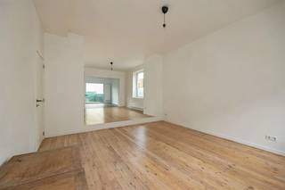 <p><span>Op zoek naar een </span><span>instapklare, ruime gezinswoning</span><span> op een rustige, groene locatie? Deze moderne woning aan de </span><span>Nieuwstraat in Rumst</span><span> ligt tussen de Rupel en het natuurdomein de Kleiputten, en toch zit je hier uiterst gunstig ten opzichte van de aansluitingen naar de </span><span>A12 en de E19</span><span>. De woning werd in </span><span>2022 volledig en energiezuinig gerenoveerd</span><span>, zodat je hier zonder zorgen je intrek kan nemen.</span></p><p><span>Indeling:</span></p><p><span>Gelijkvloers: </span></p><ul><li><span>ruime inkomhal met open trap</span></li><li><span>apart gastentoilet</span></li><li><span>wasplaats/berging (4m²)</span></li><li><span>woonkamer in open verbinding met de leefkeuken (samen 60m²)</span></li><li><span>leefkeuken met kookeiland, uitgerust met alle hedendaags comfort</span></li><li><span>toegang tot de tuin en het terras</span></li></ul><p><span> </span></p><p><span>Eerste verdieping: </span></p><p><span> </span></p><ul><li><span>2 slaapkamers op de eerste verdieping (23m² en 30m²), met ruimte voor een dressing of bureau</span></li><li><span>ruime badkamer (14m²) met ligbad, inloopdouche, toilet, dubbele lavabo en handdoekdroger</span></li></ul><p><span> </span></p><p><span>Tweede verdieping: </span></p><p><span> </span></p><ul><li><span>3de slaapkamer op de tweede verdieping (30m²)</span></li></ul><p><span>Bijzonderheden:</span></p><ul><li><span>volledig gerenoveerd in 2022</span></li><li><span>energiezuinig: EPC 121 kWh/m²/jaar</span></li></ul><ul><li><span>zuidgerichte tuin (51m²) met aangelegd terras (25m²) en achteruitgang naar de straat</span></li></ul><ul><li><span>rustige, groene ligging vlakbij natuurdomein de Kleiputten</span></li><li><span>vlot bereikbaar via A12 en E19</span></li></ul><p><span> </span></p><p><span>Ben jij geïnteresseerd in deze woning te koop in Rumst, ben je op zoek naar ander vastgoed, een investering of wens je de waarde van jouw eigendom te kennen? Dan ben je bij </span><span>BOLT immo</span><span> aan het juiste adres! Wij helpen jou graag verder.</span></p>