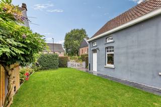 <p>In Liedekerke, op een gunstige locatie (650 m van het centrum) met vlotte verbindingen naar de omliggende gemeenten, bevindt zich deze <strong>alleenstaande en instapklare woning</strong>, die in 2005 grondig werd gerenoveerd. De woning combineert aangename leefruimtes met een praktische indeling, een mooie tuin en interessante uitbreidingsmogelijkheden. Op het <strong>gelijkvloers</strong> komt u binnen via de inkomhal. De lichtrijke woonkamer sluit aan op de functionele keuken met rechtstreekse toegang tot het terras en de tuin. Verder vindt u hier een <strong>slaapkamer/dressing</strong>, een volledig ingerichte badkamer, een afzonderlijk toilet en een <strong>inpandige garage van ca. 20 m²</strong>. De <strong>eerste verdieping</strong> beschikt over een ruime slaapkamer van ca. <strong>22 m²</strong> en een royale bureau-/videruimte van ca. <strong>27 m²</strong>. Deze ruimte biedt de mogelijkheid om een <strong>derde slaapkamer</strong> te creëren. Daarnaast is er een tweede toilet van ca. <strong>5,5 m²</strong>, waar reeds aansluitingen voorzien zijn voor de eventuele inrichting van een <strong>tweede badkamer</strong>. Buiten geniet u van een <strong>aangelegde tuin met terras</strong>. Een bijkomende troef is dat een gedeelte van de grond <strong>uitbreidingsmogelijkheden</strong> biedt. Naast de inpandige garage beschikt de woning over een <strong>vrijstaande garage van ca. 15 m²</strong>, aangevuld met buitenparkeergelegenheid. Ook technisch heeft de woning heel wat te bieden: <strong>asbestveilig</strong>, PVC-schrijnwerk met dubbele beglazing en <strong>centrale verwarming op aardgas</strong>, aangevuld met een gezellige houtkachel. Dankzij de centrale ligging in Liedekerke zijn <strong>Brussel en Aalst</strong> vlot bereikbaar. Ook openbaar vervoer, winkels, scholen en andere dagelijkse voorzieningen bevinden zich in de omgeving. <strong>Troeven:</strong> Alleenstaande woning – Grondig gerenoveerd – Instapklaar – Mogelijkheid tot 3 slaapkamers – Mogelijkheid tweede badkamer – Tuin en terras – Uitbreidingsmogelijkheden – 2 garages – Asbestveilig – Dubbele beglazing – CV op aardgas. Een veelzijdige woning met veel ruimte en potentieel op een gunstige locatie!</p>