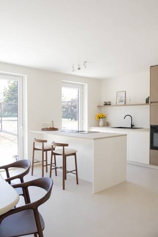 In Lede bouwt Hectaar deze landelijke, halfopen bebouwing. Met 3 volwaardige slaapkamers, een praktische indeling en moderne technieken vormt deze woning de ideale basis voor jouw nieuwe thuis. Dankzij de lucht-waterwarmtepomp, vloerverwarming op het gelijkvloers en het gunstige e-peil kies je voor toekomstgericht wonen. Bovendien bevinden winkels, lokale handelszaken, openbaar vervoer en andere dagelijkse voorzieningen zich op wandel- en fietsafstand.<br /><br />Als koper heb je ruime inspraak in de inrichting en afwerking. Samen met onze betrouwbare partnerleveranciers kies je de materialen en afwerkingsmogelijkheden die aansluiten bij jouw persoonlijke smaak en budget. Zo creëer je een thuis die helemaal bij jou past.<br /><br /><strong>Indeling van de woning:</strong><br />Gelijkvloers: inkomhal met gastentoilet, ruime en lichtrijke leefruimte met open keuken en een aparte berging.<br />Verdieping: nachthal met apart toilet, 3 volwaardige slaapkamers en badkamer met ligbad, douche en dubbel lavabomeubel.<br />Zolder: toegankelijk via het zolderluik en ideaal als extra opbergruimte. <br /><br /><strong>Troeven van deze woning:</strong>
<ul>
<li>Centrale ligging </li>
<li>Energiezuinig wonen</li>
<li>Lucht-water warmtepomp en vloerverwarming op het gelijkvloers </li>
<li>Regenwaterput 7.500l aangesloten op toiletten/wasmachine/buitenkraan</li>
<li>Mogelijkheid tot het plaatsen van een carport </li>
</ul>
Ontdek de mogelijkheden van deze nieuwbouwwoning en maak een afspraak bij ons op kantoor. We vertellen je graag meer over het project en begeleiden je bij de verschillende stappen naar jouw nieuwe thuis.<br /><span>(Foto's zijn referentiebeelden van voorgaande projecten)</span>