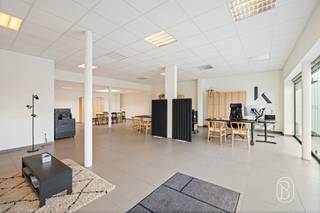 Te koop: strategisch gelegen kantoorruimte met parking, en comfortabel appartement. Het ruime kantoor biedt voldoende mogelijkheden voor verschillende professionele activiteiten. Het kantoor beschikt over een grote kantoorruimte/praktijk, twee toiletten, een praktische kitchenette en maar liefst 3 private parkeerplaatsen, wat zorgt voor extra comfort voor zowel medewerkers als klanten.Het comfortabele appartement bestaat uit een aangename open leefruimte met aansluitende keuken. Verder beschikt de woning over 3 slaapkamers, een badkamer met douche en een apart toilet. Als extra troeven is er ook nog een garage en een ruim terras aanwezig.Een ideale combinatie van werken en wonen, met alle nodige voorzieningen en voldoende parkeergelegenheid.De salesdag is op 5/10. Via onze website www.immobeguin.be kunt u een bezoek inplannen.Te koop via Immo Beguin, jouw vastgoedexpert sinds 2009, met kantoren in Ronse, Waregem, Kortrijk, Deinze, Doornik, Lessines, Moeskroen en Nieuwpoort. Meer info via phebe@immobeguin.be