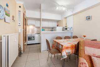 <p><strong>Te renoveren 1-slaapkamerappartement met lateraal zeezicht in Sint-Idesbald</strong></p>

<p>Dankzij het <strong>laterale zeezicht</strong> en de <strong>zongerichte oriëntatie</strong> geniet u elke middag en avond van een aangename lichtinval en een zonnige leefomgeving. De ligging is een absolute troef: op wandelafstand van het strand, de zeedijk, gezellige horecazaken en lokale winkels.</p>

<p>Het appartement omvat een leefruimte, keuken, slaapkamer en badkamer en biedt heel wat mogelijkheden om er een eigentijdse en comfortabele kustverblijf van te maken.</p>

<p>Daarnaast beschikt u over een <strong>private kelderberging</strong> in de residentie, ideaal voor het opbergen van fietsen en strandmateriaal.</p>

<p><strong>Troeven:</strong></p>

<ul><li>Te renoveren naar eigen smaak</li><li>1 slaapkamer</li><li>Lateraal zeezicht</li><li>Zongerichte oriëntatie met middag- en avondzon</li><li>Private kelderberging</li><li>Uitstekende ligging op wandelafstand van strand, zeedijk en handelszaken</li><li>Interessant als tweede verblijf, investering of vaste woonst</li></ul>

<p>Een ideale kans voor wie op zoek is naar een renovatieproject op een topligging aan de Belgische kust.</p>