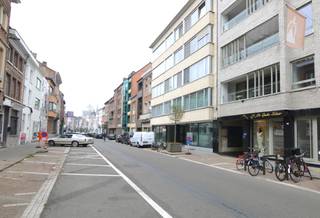 Handelspand centrum Mechelen te koop.<br /><br />Ontdek dit handelspand in de Hanswijkstraat 35 te Mechelen met een beschikbare oppervlakte van 81m2.<br /><br />Uitstekende  liging binnen de ring en vlakbij station, Bruul en vijfhoek.<br /><br />Interesse? Meer info of een bezoek kan via ken@immovos.be of 0477/297250