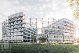 Kwalitatieve <strong>kantoren van 6.027 m² te huur</strong>. Ook andere oppervlaktes mogelijk van <strong>500 m² tot 6.027 m²</strong>. De kantoren maken deel uit van Airport Plaza Campus, een bedrijvenpark met een uitzonderlijke ligging die aan de hoogste internationale normen voldoet.<br /><br />Het bestaat uit vijf onafhankelijke kantoorgebouwen met eigen ontvangsthal en een centraal knooppunt dat toegang biedt tot de kantoorgebouwen en tot de verschillende diensten zoals gedeelde vergaderzalen, lounge, winkel, persoonlijke conciërgedienst, wasserette, restaurants, ... <br /><br />De twee ondergrondse parkeerlagen zijn gemeenschappelijk voor de vijf gebouwen; met een totaal van 689 binnen- en 67 parkeerplaatsen buiten. Elk gebouw beschikt over een terras van 200 m² voor privégebruik. Het flexibele, functionele en gezellige complex heeft een uitzonderlijke ligging vlakbij de internationale luchthaven van Zaventem. <br /><br />Contacteer <strong>PANORAMA B2B</strong> voor bijkomende inlichtingen, plannen of een vrijblijvend bezoek <strong>0477 09 00 09</strong>