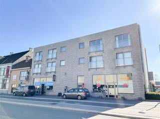 <p><span>Appartement récent avec 1 chambre et une grande terrasse, situé en face de la gare de Waregem.</span></p><p><span> </span></p><p><span>AGENCEMENT</span></p><p><span>L'appartement comprend un hall d'entrée avec toilettes, un salon avec une cuisine ouverte spacieuse, une grande chambre, une salle de bains avec douche à l'italienne et un débarras attenant.</span></p><p><span>La très grande terrasse est un atout supplémentaire de cet appartement très lumineux.</span></p><p><span>L'appartement dispose d'une place de parking dont vous bénéficiez d'un droit d'usage.</span></p><p><span> </span></p><p><span>INFORMATIONS PRATIQUES</span></p><p><span>L'appartement est loué.</span></p><p><span>Pour un usage personnel, il faut prévoir un préavis de 6 mois maximum, conformément à l'acte de location.</span></p><p><span> </span></p><p><span>EMPLACEMENT</span></p><p><span>L'appartement est situé dans le centre de Waregem, en face de la gare.</span></p><p><span>Pour plus d'informations et/ou pour prendre rendez-vous, appelez Eefje de l'agence Immo D au'u au 0498 88 88 89.</span></p><p><span> </span></p>
