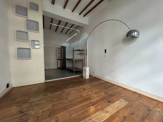 Deze gerenoveerde stadswoning met veel authentieke elementen ligt vlakbij Park Spoor Noord. Op het gelijkvloers is er een zitplaats en een uitgeruste industriële keuken met gasvuur, oven, vaatwasser en Amerikaanse koelkast. Ideaal voor wie graag kookt! Op de eerste verdieping is er een gezellige zithoek met aansluitend bureau en toegang tot het terras. Op de tweede verdieping is er een slaapkamer met aansluitend badkamer met toilet, enkele lavabo en inloopdouche. De tweede slaapkamer bevindt zich op de bovenste verdieping. Onmiddellijk beschikbaar.