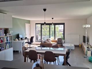 <p>In deze kleinschalige residentie uit 2015, gelegen op een gunstige locatie nabij het centrum van Dendermonde, wordt dit ruime duplexappartement op de tweede verdieping te huur aangeboden.<br />Bij het binnenkomen valt meteen de ruime en bijzonder lichtrijke leefruimte op. De woonkamer vormt één mooi geheel met de luxueus ingerichte keuken met kookeiland, waardoor een aangename en open leefomgeving ontstaat. De keuken is volledig uitgerust met een keramische kookplaat, warmeluchtoven, vaatwasser en koelkast.<br />Vanuit de woonkamer geniet u rechtstreeks toegang tot het zuidgerichte terras, een heerlijke plek om volop van het zonlicht en de buitenlucht te genieten.<br />Daarnaast beschikt het appartement over een praktische berging, voorzien van aansluitingen voor wasmachine en droogkast en voldoende extra opbergruimte.<br />Via de trap bereikt u de bovenverdieping. Hier bevinden zich naast de ruime masterbedroom nog een tweede slaapkamer en een extra berging. De badkamer is uitgerust met een toilet, een douche in ligbad en een praktisch badkamermeubel.<br />Dankzij het uitstekende energielabel A blijft ook het energieverbruik mooi onder controle.<br />Tot slot beschikt u achteraan de residentie over een private parkeerplaats, zodat u uw wagen steeds veilig en comfortabel kunt parkeren.<br />Een ruime, stijlvolle en energiezuinige duplex met zonnig terras, vlak bij het centrum van Dendermonde — ideaal voor wie comfortabel en rustig wil wonen.<br /><br />Maandelijkse kost: 50 euro</p>