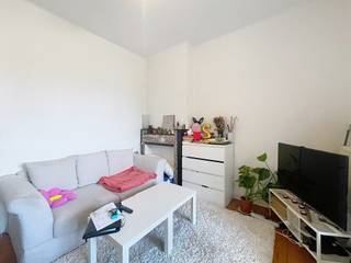 IXELLES, vlakbij de begraafplaats van Ixelles, appartement met 2 slaapkamers op de 1e verdieping van een gebouw zonder lift. Het appartement is als volgt ingedeeld: inkomhal, een slaapkamer van ±8 m², een slaapkamer van ±12 m², een woonkamer van ±13 m², een keuken (oven, kookplaat, afzuigkap, koelkast/diepvriezer), een badkamer (douche, apart toilet). Geen kelder. Beschikbaar vanaf 16/08/2026. EPB D-. Gemeenschappelijke kosten van 50 € voor de gemeenschappelijke ruimtes. Afmetingen ter indicatie.<br /><br />
<p><u>Op de 1e verdieping:</u></p>
<p></p>
<p>- Hal</p>
<p>- Slaapkamer ±8 m²</p>
<p>- Slaapkamer ±12 m²</p>
<p>- Woonkamer ±13 m²</p>
<p>- Keuken (oven, kookplaat, afzuigkap, koelkast/vriezer)</p>
<p>- Doucheruimte</p>
<p>- Toilet</p>
