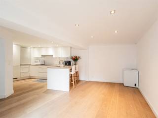 <p><span>Instapklaar gelijkvloers appartement op enkele voetpassen van de Cogels-Osylei</span></p><p><span> </span></p><p><span>Welkom in Zurenborg, één van de meest gegeerde wijken van Antwerpen, bekend om haar prachtige belle-époque architectuur, statige herenhuizen en iconische art-nouveaustraten zoals de Cogels-Osylei. Deze levendige buurt combineert stijlvolle horeca, kunst en cultuur met rust, groene pleinen en een unieke woonkwaliteit.</span></p><p><span> </span></p><p><span>Via de authentieke en ruime entree kom je binnen in dit gezellig appartement. De inkomhal van het appartement zelf is ruim en doet momenteel dienst als bureaukamer. De woonkamer geeft uit op de binnenkoer wat zorgt voor veel licht. Aansluitend de keuken die voorzien is van alle toestellen en een gezellige ontbijttoog, ideaal voor een apero of gezellige ochtendkoffie. Van hieruit heb je toegang tot de stadskoer.</span></p><p><span>Vooraan het appartement ligt de badkamer met inloopdouche en de slaapkamer die ook uitgeeft op de binnenkoer.</span></p><p><span>Verder is er nog een fietsenberging en een privatieve kelderberging.</span></p><p><span> </span></p><p><span>Momenteel is het appartement verhuurd. De eerste verdieping wordt ook verkocht, dit kan een opportuniteit zijn om te kangoeroewonen.</span></p><p><span> </span></p><p><span> </span></p><p><span> </span></p><p><span> </span></p><p><span> </span></p>