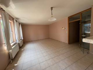 Op een uitstekende locatie in de geliefde Vuurtorenwijk (Opex) te Oostende bevindt zich dit zeer ruime en lichtrijke 2-slaapkamerappartement. Gelegen in een rustige en verzorgde residentie, biedt dit appartement alle comfort voor wie op zoek is naar aangenaam wonen op een vlot bereikbare locatie.<br /><br />Dankzij de nabijheid van tram- en bushaltes geniet u van een uitstekende verbinding met het centrum van Oostende en de omliggende gemeenten.<br /><br />Indeling:<br /><br />Ruime en lichtrijke woonkamer<br /><br />Volledig uitgeruste keuken<br /><br />Twee volwaardige slaapkamers<br /><br />Badkamer voorzien van zowel een douche als een ligbad<br /><br />Praktische berging<br /><br />Fietsenberging aanwezig<br /><br />Het appartement werd steeds zeer goed onderhouden en verkeert in uitstekende staat.<br /><br />Huurprijs: € 800/maand<br /><br />Voorschot gemeenschappelijke kosten: € 100/maand (inclusief waterverbruik en onderhoud algemene delen)<br /><br />Interesse in dit instapklare appartement? Neem vandaag nog contact op voor meer informatie of een bezichtiging. Beschikbaar vanaf onmiddellijk!<br /><br />