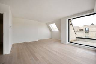 DEMANDE DE VISITE VIA WWW.HILLEWAERE-VASTGOED.BE VIA LE BOUTON ROUGE.Cet appartement spacieux au deuxième étage offre une vue magnifique sur le...