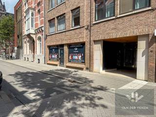 <u><strong>Handelsgelijkvloers van 69 m² met eigen inrichtingsmogelijkheden in de bloeiende Lombaardstraat, inclusief ruime kelderberging! </strong></u><br /><br /><u><strong>Troeven:</strong></u><br />- Commerciële topligging op wandelafstand van de Grote Markt, het Kolonel Dusartplein en winkelcentrum Quartier Bleu<br />- Open ruimte van ongeveer 69 m² met grote glaspartij vooraan<br />- CASCO toestand: u kan de inrichting en afwerking volledig naar eigen believen (laten) uitvoeren! <br />- Lage syndicuskosten (+/- € 35,00 per maand voor één handelspand!) <br />- Ruime kelderberging inbegrepen in de vraagprijs<br />- Mogelijkheid om een ondergrondse autostaanplaats aan te kopen (€ 45.000,00) <br />- Vlot bereikbaar met het openbaar vervoer én parkeergelegenheid in de nabije omgeving<br />- Zeer mooie investeringsopportuniteit en eveneens toplocatie om uw eigen onderneming uit te bouwen <br /><br />Ben je op zoek naar een unieke opportuniteit om jouw zaak te vestigen in het bruisende centrum van Hasselt? Dan is dit handelsgelijkvloers in de Lombaardstraat precies wat u zoekt! De Lombaardstraat is een charmante straat in het historische centrum van Hasselt, de hoofdstad van Belgisch-Limburg. Hasselt staat bekend als een modieuze en gastvrije stad, met een sterke focus op retail, gastronomie en beleving. Dankzij de combinatie van gezellige winkels, hippe bars, kwaliteitsrestaurants en culturele hotspots trekt Hasselt dagelijks een groot publiek van zowel inwoners als toeristen.<br />De stad investeert volop in leefbaarheid en mobiliteit, wat het aantrekkelijk maakt om hier te wonen én te ondernemen. De Lombaardstraat vormt daarin een verbindingsas tussen authentiek Hasselt en nieuwe stadsontwikkelingen zoals Quartier Bleu, aan het kanaal. Ook de hippe Dokter Willemsstraat geeft rechtstreeks uit op de Lombaardstraat! <br /><br />Dit handelspand is momenteel in casco toestand, je kan dus de afwerking en inrichting volledig naar je eigen smaak en noden (laten) doen. Dit is dus een fijne mogelijkheid om volledig je eigen stempel te drukken op het Hasseltse ondernemersleven! <br /><br />Termijn renovatieplicht loopt sinds 15 december 2023 (er zou minstens een EPC label D moeten worden behaald, uiterlijk op 14 december 2028).<br /><br />Laat deze kans niet liggen! Wens je een bezichtiging of meer informatie? Laat je gegevens dan achter en Koen neemt spoedig contact met je op.<br /> 