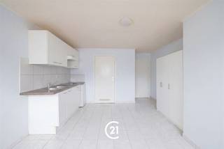 <p>Ce studio, situé dans la Rasphuisstraat, offre une excellente opportunité à la fois comme résidence propre et pour ceux qui recherchent un bien d'investissement intéressant.<br />Cette propriété est en fait actuellement louée.</p><p>Le studio dispose d'un espace de vie avec cuisine et d'une salle de bain avec douche à l'italienne et toilettes.</p><p>L'emplacement est sans aucun doute un atout majeur. Situé à une courte distance du centre de Gand, il est facilement accessible grâce à la proximité des principales voies d'accès et des transports en commun. En outre, les magasins, les restaurants, les établissements d'enseignement et les installations de loisirs sont facilement accessibles.</p><p>En bref, une opportunité idéale pour ceux qui recherchent une maison située au centre ou une propriété avec un potentiel locatif attrayant dans un quartier recherché.</p>