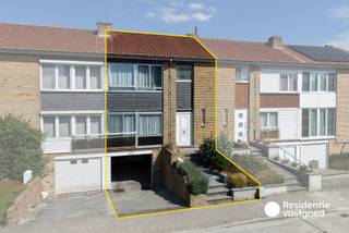 Deze verzorgde bel-étagewoning is rustig gelegen in Sint-Michiels, op korte afstand van winkels, scholen, openbaar vervoer en belangrijke invalswegen. Dankzij de uitstekende bereikbaarheid en de aangename woonomgeving biedt deze woning een ideale ligging voor wie comfortabel wil wonen nabij het centrum van Brugge.<br />De woning werd de voorbije jaren op verschillende vlakken gerenoveerd en gemoderniseerd. Zo werden onder meer de daken vernieuwd en geïsoleerd, werd een recente cv-ketel geplaatst en werden ook de keuken, badkamer, vloeren en binnendeuren aangepakt. Dankzij het gunstige EPC-label C geldt er bovendien geen renovatieplicht.<br />Binnen beschikt de woning over een lichtrijke en ruime leefruimte met aansluitende eetplaats en ingerichte keuken. Op de verdieping bevinden zich drie slaapkamers en een verzorgde badkamer. Verder is er nog een praktische zolder die extra bergruimte biedt.<br />De inpandige garage, kelderruimte en aangename tuin met tuinberging maken het geheel compleet. Een ruime en grotendeels vernieuwde woning op een uitstekende locatie in Sint-Michiels!<br />De vermelde prijs is een richtprijs. Elk bod hoger of lager dan de vermelde prijs wordt overgemaakt aan de eigenaar die zich het recht voorbehoudt om dit al dan niet te aanvaarden. (Gvg, Gmo, Wg, Gvkr, Gvv) Ref. BR00492