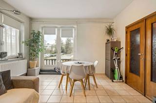 Graag bieden wij u dit appartement aan met staanplaats/open garage te Halle, op de 1ste verdieping. Het appartement werd als volgt ingedeeld:...