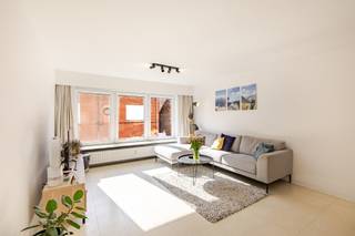 <p><span>Op zoek naar een zorgeloos appartement op een uitstekende locatie? Dan is dit recent gerenoveerde en perfect instapklare appartement beslist een bezoek waard!</span></p><p><span> </span></p><p><span>Gelegen op wandelafstand van het station van Liedekerke, winkels, scholen en horeca geniet u hier van een uiterst centrale ligging. Bovendien bereikt u de E40 richting Brussel en Gent in slechts enkele minuten, ideaal voor pendelaars.</span></p><p><span> </span></p><p><span>Het appartement verwelkomt u via een inkomhal en beschikt over een lichtrijke leefruimte, een volledig ingerichte aparte keuken en een moderne badkamer met inloopdouche, lavabo en toilet. Verder zijn er twee volwaardige slaapkamers en een aangenaam zuidgericht terras waar u volop van de zon kunt genieten.</span></p><p><span> </span></p><p><span>Als extra troeven beschikt dit appartement over een privékelder én een afgesloten garagebox, die inbegrepen zijn in de prijs. Dankzij de conforme elektrische installatie en het gunstige EPC-label bent u bovendien verzekerd van een energiezuinige en zorgeloze woonst zonder onverwachte investeringen.</span></p><p><span> </span></p><p><span>Een ideale opportuniteit voor zowel eigen bewoning als investering!</span></p><p><span> </span></p><p><span>Dit instapklare appartement zal ongetwijfeld snel de aandacht trekken!</span></p><p><span> </span></p><p><span>Voor meer informatie of een bezoek contacteert u Timothy van Immo Zone op 0474/ 41. 28. 40.</span></p><p><span> </span></p><p><span> </span></p><p><span> </span></p><p><span> </span></p><p><span> </span></p>