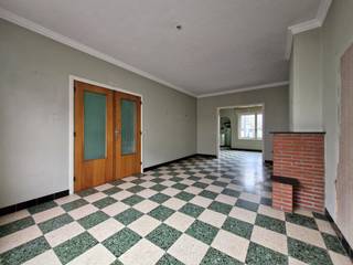 This spacious family home is located in the heart of Knokke, in an extremely sought-after location near the Zoute. The property forms a voluminous whole with a lot of potential and is extremely suitable for those looking for a total renovation with great prospects for added value. Thanks to its central location, generous volumes, and the presence of a deep garage with an additional parking space in front of the door, this is an exceptional opportunity in this region. Ideal for investors or handy buyers who want to realize their own residential or investment project.<br /><br />Layout:<br />- Spacious entrance hall,<br />- Pleasant living room,<br />- Separate dining area,<br />- Storage space under the stairs,<br />- Small, closed kitchen space,<br />- Deep garage of about 10 meters, with an extra parking space in front of the door,<br />- Cozy city garden,<br /><br />1st floor:<br />- Four full and spacious bedrooms,<br />- Bathroom,<br /><br />2nd floor:<br />- Practical attic with additional possibilities,<br /><br />Are you looking for a renovation project with strong assets, a prime location in Knokke, and significant potential for the future? Contact us today for more information or a visit on site and discover the possibilities that this property has to offer.