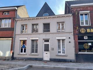 Instapklaar karaktervol appartement op de 1eV bestaande uit : een inkomhall, 2 slaapkamers, een ingerichte badkamer, een woonkamer met open keuken...