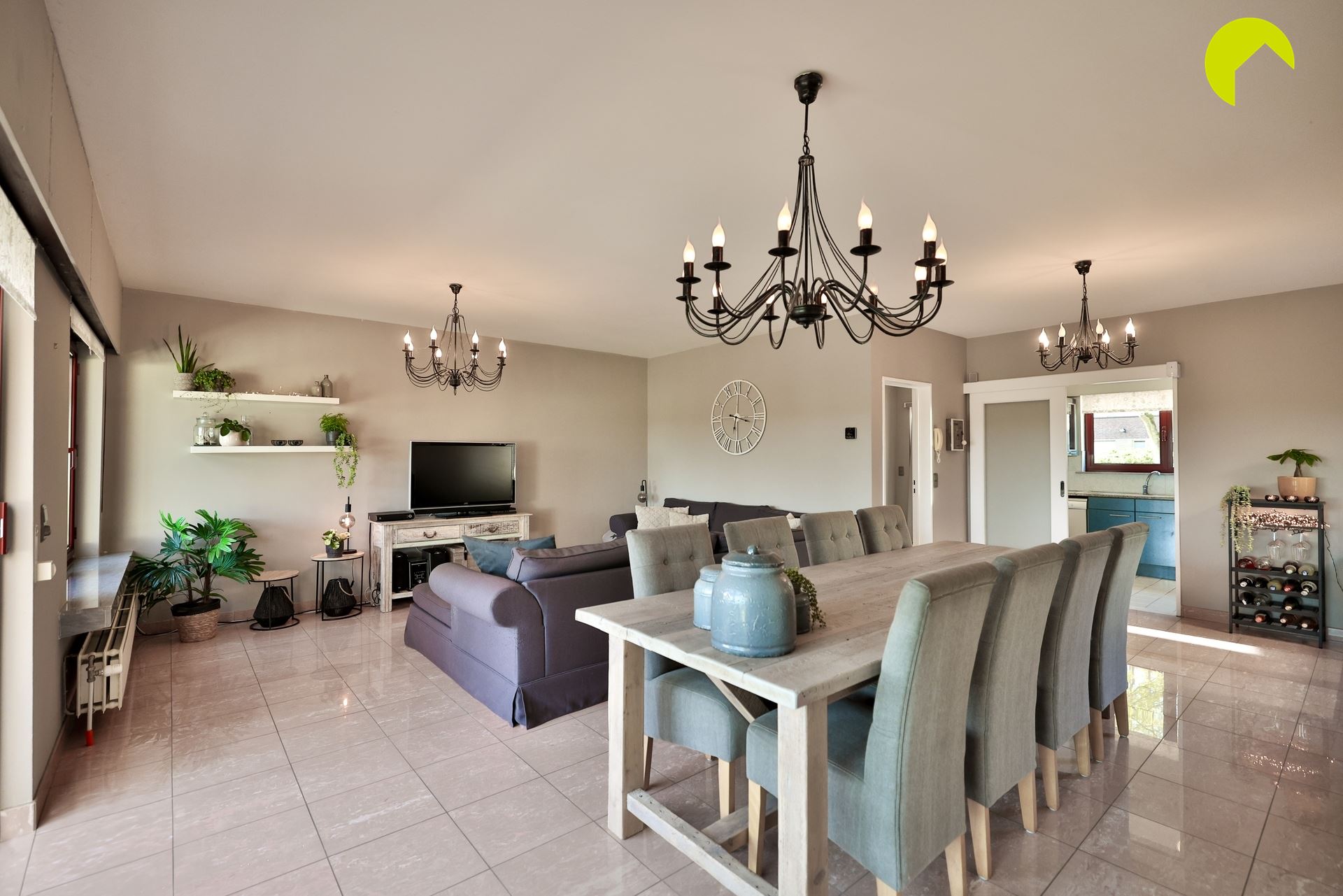 Ruime woning met 5-slpk en 2 badkamers - foto 2