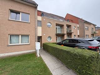 ERONDEGEM - Gelijkvloers appartement met ruim terras én garage.<br /><br />Inschrijven voor het geplande bezoekmoment kan via onze website => www.immoderas.be/afspraak-instructies<br /><br />Dit appartement maakt deel uit van een keurige residentie op het dorpsplein. In de directe omgeving zijn een schooltje, openbaar vervoer en verschillende kleinhandelszaken.<br />De invalswegen met hun diverse winkels, alsook de E40 bereikt u binnen de 5 min.<br /><br />Het appartement omvat een inkomhal met apart toilet, lichtrijke leefruimte met volledig geïnstalleerde halfopen keuken (vaatwasser, koelkast, oven, keramisce kookplaat) en aanpalende berging, badkamer met ligbad/douchewand en wastafel, 2 grote slaapkamers. Beide slaapkamers geven uit op een ruim terras met verharde tuin.<br /><br />Inbegrepen in de huurprijs zijn een garage (grenzend aan de tuin!) alsook een staanplaats aan de voorzijde van het gebouw.<br /><br />Geen algemene kosten.