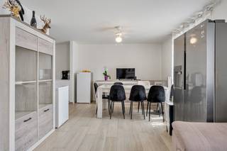 Dit instapklare 2 slaapkamer appartement is gelegen in een kleine residentie met 11 appartementen en 11 gelijkvloerse parkeerplaatsen. Het...