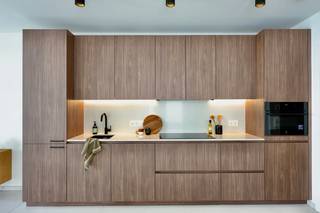 [[ DIT PAND NEEMT DEEL AAN DE ERA OPEN HUIZEN DAG OP 14/3 VAN 14:30 TOT 15:30 ]]
<p>Nieuwbouw appartement in het centrum van Grimbergen met slaapkamer,bureau en 2 terrassen.</p><p><br /></p><p>Gelijkvloers appartement in het centrum in de schaduw van de Sint-Servaasbasiliek met slaapkamer, bureau en 2 terrassen. </p><p>Het appartement is als volgt ingedeeld:</p><p>Inkomhall met vestiaire en apart toilet, living met open keuken en toegang tot het terras 10,4m² met zicht op de binnentuin. Nachthall met berging met aansluiting voor wasmachine en droogkast, slaapkamer met toegang tot het terras 9,29m², bureau en douchekamer.</p><p><br /></p><p><strong>Troeven:</strong></p><ul><li>in het centrum gelegen</li><li>op wandelafstand van winkels en openbaar vervoer</li><li>in de omgeving van het Prinsenbos</li><li>Bijna Energie Neutraal</li><li>Fietsenstalling</li><li>2 aangename terrassen</li></ul><p><br /></p><p><br /></p>