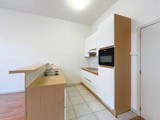 Appartement lumineux d'une chambre avec un espace de vie confortable à louer à Bruges. Cet appartement respire la lumière et l'espace grâce à ses grandes fenêtres et à son plan ouvert. L'emplacement central est un véritable atout : les magasins, les restaurants et le centre de Bruges sont tous accessibles à pied. Idéal pour ceux qui aiment vivre confortablement avec tout à portée de main.Disposition : - Salon spacieux avec cuisine ouverte avec cuisinière, réfrigérateur avec congélateur, hotte et four à micro-ondes COBI- Chambre (11 m²) - Salle de bain avec douche, lavabo et raccordement pour machine à laverDans l'ensemble :- Prix de location : 750 €/mois + 25,00 €/mois montant fixe de frais- Disponible : 01/12/2025Le moyen le plus rapide pour visiter cette propriété ? Demandez votre visite via le bouton rose de notre site Web (www.dewaele.com) et vous serez contacté par l'un de nos experts en location.