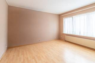 <p><span>Op zoek naar een woning met veel potentieel, vlakbij alle invalswegen, scholen en winkels? Dan is deze te moderniseren gezinswoning precies wat je zoekt. De ruime leefruimte sluit naadloos aan op de keuken en eetruimte, die achteraan de woning toegang biedt tot de tuin met tuinhuis. Op de eerste verdieping bevinden zich drie slaapkamers en een badkamer met douchecabine. Bovendien beschikt de woning over zonnepanelen en vloerverwarming. Het dak werd recent vernieuwd en geïsoleerd met EPDM.</span></p>