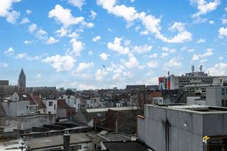 <p><span>Poststraat 21 (3e verd.) - Borgerhout</span></p><p><span> </span></p><p><span>Instapklaar gerenoveerd duplex appartement (69 m²) met 1 slaapkamer en terras (24 m²) in Borgerhout.</span></p><p><span> </span></p><p><span>Op deze opkomende locatie op een boogscheut van Park Spoor Noord geniet je van de nabijheid van de stad, maar bereik je ook snel de snelweg en de stadsrand in slechts enkele minuten. Verplaats je je met bus, tram of trein? Je hebt hier tal van openbare vervoersmogelijkheden op wandel- en fietsafstand en ook aan velo-stations is er geen gebrek.</span></p><p><span> </span></p><p><span>Dit ideale startersappartement bevindt zich op de bovenverdieping van een kleinschalig gebouw met slechts 4 appartementen. Het gebouw werd in 2012 volledig gerenoveerd, waarbij ook het dak en de PVC-ramen vernieuwd werden. De elektriciteit is conform, isolatie van plafonds &amp; buitenmuren en de vaste kosten bedragen slechts €20/maand (verlichting gemene delen; blokpolis apart). Het appartement werd recent nog geschilderd en is doorheen de jaren uitstekend onderhouden, zodat je hier zonder zorgen kan intrekken.</span></p><p><span> </span></p><p><span>Via de aparte inkomhal betreden we de leefruimte met open keuken, samen goed voor een oppervlakte van zo</span><span>’</span><span>n 31 m². Aan de voorzijde geniet je van een open zicht over de omgeving. Achteraan leidt een trap naar beneden, waar je eerst de badkamer passeert en vervolgens uitkomt in de lichtrijke, volwaardige slaapkamer van 16 m². De badkamer (4 m²) is uitgerust met een douchecabine, lavabomeubel, handdoekdroger en toilet, en biedt bovendien ruimte voor een wasmachine.</span></p><p><span>Via een trap in de keuken bereik je de praktische berging, die toegang geeft tot dé absolute troef van dit appartement: het noord-georiënteerde dakterras van maar liefst 24 m²! Tot slot beschikt het appartement nog over een privatieve kelderberging. </span></p><p><span>Ideaal voor starters of als investering: een verzorgd appartement met een terras dat zelden te vinden is. Grijp deze kans!</span></p><p><span>Bewoonbare opp. 69 m² ref.: bruto vloeropp. EPC-certificaat.Voor meer info of een gratis schatting surf naar </span><span><span>www.hansimmo.be</span></span></p><p><span> </span></p><p><span> </span></p>