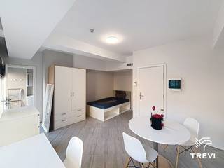 <p><strong><span>!!! 1-JARIG CONTRACT EN ENKEL VOOR STUDENTEN !!! </span>BRUSSEL Centrum, (UL - 1E3) op een steenworp van de Koninklijke Vlaamse Schouwburg (KVS) en de Kaaien, in een in 2017 gerenoveerd gebouw, gemeubelde studio van ±26m².</strong></p>
<p><span>Op de 1e verdieping - 1E3:</span></p>
<ul>
<li>
<p>Gemeubelde leefruimte</p>
</li>
<li>
<p>Open super-uitgeruste keuken (kookplaat, dampkap, koelkast/vriezer, microgolfoven)</p>
</li>
<li>
<p>Douchekamer (douche, wastafel, wc)</p>
</li>
</ul>
<p>Gemeenschappelijke ruimte op het gelijkvloers</p>
<p>Vaste lasten: € 150/maand (warm/koud water, verwarming, gemeenschappelijke delen, elektriciteit, internet)</p>