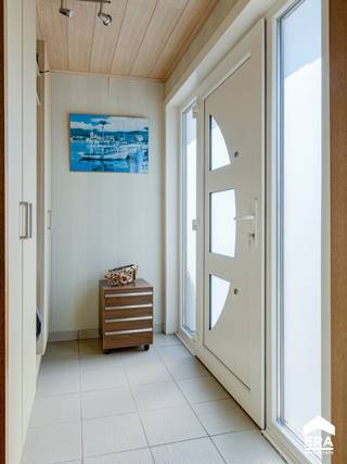 Gelijkvloerse woning te koop op een groene locatie, dicht bij alle voorzieningen (sportgelegenheden, winkels, supermarkten, scholen, openbaar vervoer). De woning is door de huidige eigenaar perfect onderhouden en reeds op diverse vlakken vernieuwd: cv-ketel, badkamer, dak,...<br /><br />Momenteel heeft de woning EPC-label E, als het dak wordt geïsoleerd, wordt er al voldaan aan de renovatieverplichting. De zolder biedt nog enorm veel potentieel om te verbouwen naar extra slaapkamers/leefruimte. De veranda en zolder zijn niet meegenomen in de bewoonbare oppervlakte. <br /><br /><u><strong>Enkele troeven:</strong></u>
<ul><li>Schitterende groene locatie</li><li>Potentieel 5 slaapkamers mits inrichten van de zolder</li><li>Dicht bij diverse voorzieningen</li><li>Grotendeels vernieuwd (dak, kozijnen en ramen, cv-ketel)</li></ul>
<u><strong>Indeling:</strong></u>

<ul><li>Inkom, woonkamer, eetkamer, keuken, toilet, wasplaats, veranda, nachthal 3 slaapkamers, badkamer</li><li>Zolder: vaste trap, potentieel 2 slaapkamers</li><li>Buiten: aangelegde tuin, carport voor 2 auto's</li></ul>