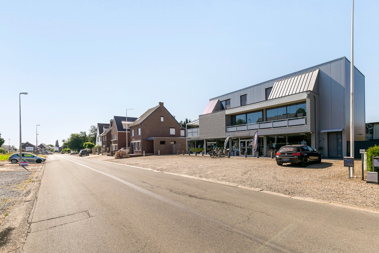 Handelsruimte met luxe duplex-appartement en verhuurde loodsen op het industrieterrein in Lanaken - foto 4