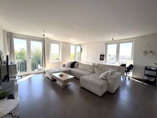 <p><span>ZALIG RUIM APPARTEMENT IN VOLLE CENTRUM</span></p><p><span> </span></p><p><span>De lift brengt ons naar het zesde verdiep waar dit appartement uitkijkt over de stad.<br />Een praktische indeling en heel veel lichtinval zijn de troeven van dit woonappartement. </span></p><p><span> </span></p><p><span>Inkom met toilet, grote zonnige leefruimte met extra large dubbele ramen die garant staan voor aangenaam buitencontact. <br />De keukenhoek is perfect geïntegreerd is goed voorzien met kastruimte en alle toestellen.<br />Aansluitend een praktische berging met plaats voor de wasmachine. </span></p><p><span> </span></p><p><span>Er zijn 2 slaapkamers en een nette badkamer. <br />Met ondergrondse autostaanplaats.</span></p><p><span> </span></p><p><span>CENTRUM APPARTEMENT<br />VLOT BEREIKBAAR <br />ZALIG OPEN ZICHT<br />AUTOSTAANPLAATS</span></p>
