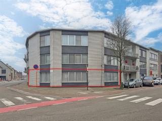 Dit ruime gelijkvloers appartement in Nieuwkerken-Waas biedt een aangename en comfortabele woonomgeving. De lichtrijke living vormt het hart van...