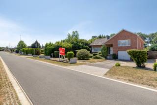 Deze gezinswoning met 3 slaapkamers biedt heel wat potentieel en is rustig gelegen in Olmen. Alle voorzieningen, zoals winkels, horecazaken, scholen en openbaar vervoer, bevinden zich in de nabije omgeving. Zowel de woning als de omliggende gemeenten zijn vlot bereikbaar.<br /><br />Indeling:<br />We betreden de woning via de ruime inkomhal. Van hieruit bereiken we de lichtrijke woonkamer en de keuken, die rechtstreeks toegang biedt tot het terras. Zowel vanuit de woonkamer als de keuken geniet u van een mooi groen uitzicht op de ruime tuin.<br /><br />Op de eerste verdieping bevinden zich 3 ruime slaapkamers. Via een vaste trap is bovendien de ruime zolder bereikbaar, ideaal als extra bergruimte.<br /><br />Vanuit de inkomhal bereiken we eveneens het gelijkvloerse niveau, waar zich een ruime garage, een berging/wasplaats, een apart toilet en een badkamer met ligbad en wastafel bevinden.<br /><br />Verder beschikt de woning over een ruime kelder van 67 m², ideaal als extra opslagruimte.<br /><br />Buitenruimte:<br />Het perceel van 18 are 4 ca biedt tal van mogelijkheden. Hier kunt u volop genieten van het buitenleven in een groene en rustige omgeving.<br /><br />Extra troeven:<br />- Rustige ligging<br />- Prachtig en ruim perceel<br />- Functionele woning met veel mogelijkheden<br /><br />Renovatieverplichting voor residentiële gebouwen is van toepassing. Meer info: https://energiesparen.be/renovatieverplichting.<br /><br />Voor meer informatie of een bezoek, neem contact met ons op via info@vastengoed.be of bel naar 014/72 73 74.<br /><br />(Wenst u een gratis schatting van uw eigendom? Neem contact met ons op via 014/72 73 74.)