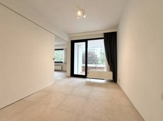 <p><span>WILRIJK - Rucaplein 585:</span><span> Mooi gerenoveerd appartement (ca 60m²) op topligging, met 1 slaapkamer en terras.</span></p><p><span> </span></p><p><span>BESCHRIJVING:</span></p><p><span> </span></p><p><span>Instapklaar, gerenoveerd appartement met terras, gelegen op de 2° verdieping van een verzorgde residentie.</span></p><p><span>Ruime inkomhal, voorzien van kastruimte, met apart toilet en design handenwasser.</span></p><p><span>Aangename en zeer lichte leefruimte op tegelvloer.</span></p><p><span>Aansluitend een volledig vernieuwde en geïnstalleerde keuken voorzien van kasten en toestellen, met aansluiting voor wasmachine en droogkast.</span></p><p><span>Grote slaapkamer, die via een schuifraam toegang biedt tot het zuidwest-gericht terras, met een groen open zicht. </span></p><p><span>Aanpalend, prachtige vernieuwde badkamer met inloopdouche en lavabomeubel.</span></p><p><span> </span></p><p><span>Privé parkeerplaatsen voorbehouden voor de bewoners van het gebouw.</span></p><p><span>Kelder (ca 5m²)</span></p><p><span>Fietsenberging.</span></p><p><span> </span></p><p><span>Onmiddelijk beschikbaar </span></p><p><span> </span></p><p><span>BIJZONDERHEDEN:</span></p><p><span> </span></p><p><span>- Rustig gelegen in de onmiddellijke nabijheid van openbaar vervoer, supermarkten, apotheek, bank en parken.</span></p><p><span>- Mobiscore 9,3/10</span></p><p><span>- Gerenoveerd met oog voor detail </span></p><p><span>- Dubbele beglazing </span></p><p><span>- Gordijnen inbegrepen</span></p><p><span>- Kelder en fietsenberging</span></p><p><span>- Afvalberging en vuilniszakken gratis ter beschikking</span></p><p><span>- Camerabewaking in kelder</span></p><p><span>- Twee liften</span></p><p><span>- Gemeenschappelijke kosten: 125 € per maand (provisie verwarming, water, onderhoud hal en liften, elektriciteit gemene delen, beheer)</span></p><p><span> </span></p>
