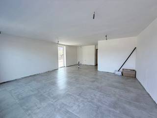 <div>
<div>
<h1><span>Uw eigen appartement in het hart van Ichtegem</span></h1>
<p><strong><span>Betaalbaar en kwalitatief wonen met extra comfort én privacy.</span></strong></p>
<p><strong><span>💡 De vermelde prijzen zijn inclusief 6% btw op de constructieprijs, mits aan de wettelijke voorwaarden wordt voldaan.</span></strong></p>
<p><span>In het centrum van </span><strong><span>Ichtegem</span></strong><span> verrijst deze </span><strong><span>kleinschalige en kwalitatieve residentie</span></strong><span> met slechts </span><strong><span>4 ruime appartementen</span></strong><span> en </span><strong><span>10 private autostaanplaatsen</span></strong><span>.</span></p>
<p><span>Dankzij de beperkte schaal geniet u hier van </span><strong><span>rust, comfort en privacy</span></strong><span>, gecombineerd met een uitstekende ligging.</span></p>
<h3><span>4 ruime appartementen – met de mogelijkheid uw private staanplaats aan te kopen</span></h3>
<p><strong><span>Gelijkvloerse appartementen – 2 slaapkamers</span></strong></p>
<ul>
<li><span>Netto bewoonbare oppervlakte van </span><strong><span>79 m² en 85 m²</span></strong></li>
<li><strong><span>Privatieve tuin van ca. 67 m²</span></strong></li>
</ul>
<p><strong><span>Duplexappartementen – 3 slaapkamers</span></strong></p>
<ul>
<li><span>Netto bewoonbare oppervlakte van </span><strong><span>104 m² en 107 m²</span></strong></li>
<li><strong><span>Zeer ruim terras van ca. 16 m²</span></strong></li>
</ul>
<p><span>De </span><strong><span>gelijkvloerse appartementen</span></strong><span> bieden dankzij hun ruime privatieve tuin een aangename combinatie van binnen- en buitenruimte.</span></p>
<p><span>De </span><strong><span>duplexappartementen</span></strong><span> beschikken dan weer over royale terrassen met </span><strong><span>minimale inkijk</span></strong><span>, waardoor u in alle rust kunt genieten van uw buitenruimte en van </span><strong><span>een optimale privacy</span></strong><span>.</span></p>
<p><span>Een ideale keuze voor wie op zoek is naar een </span><strong><span>ruim, energiezuinig en kwalitatief appartement</span></strong><span>, op een centrale locatie in Ichtegem.</span></p>
<p>Interesse? Bel 050 33 59 03 / info@yess-vastgoed.be</p>
</div>
</div>