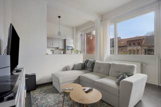 Dit charmante appartement, gelegen op de eerste verdieping aan de Leuvensestraat 21, geniet van een uitstekende centrale ligging in het hart van Aarschot.<br /><br />Bij het betreden van het appartement komt u in de inkomhal, die toegang biedt tot een lichtrijke leefruimte met aansluitende keuken. Dankzij de grote ramen geniet de ruimte van veel natuurlijk licht. Verder beschikt het appartement over een ruime slaapkamer, een badkamer met voorziening voor een wasmachine en een apart toilet. De hoge plafonds creëren bovendien een aangenaam en ruimtelijk gevoel.<br /><br />Het appartement is momenteel verhuurd, wat het niet alleen interessant maakt als investering, maar ook mogelijkheden biedt voor eigen bewoning op termijn.<br />Bent u op zoek naar een centraal gelegen appartement met veel licht en karakter? Dan is dit pand zeker een bezoek waard!<br /><br />Interesse? Neem contact op met Thomas via +32 499 22 99 24 of thomas@sophimo.be.