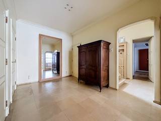 Deze bijzondere eigendom met een rijke geschiedenis en een uniek karakter bevindt zich in het historische centrum van Lo (Lo-Reninge). Deze karaktervolle woning werd in 2012 volledig gerenoveerd met een luxueuze maatwerkafwerking, waarbij authentieke charme en hedendaags wooncomfort perfect werden gecombineerd.<br />Via de statige inkomhal betreedt u een woning die onmiddellijk indruk maakt door haar volumes, elegante afwerking en overvloedige lichtinval. Op het gelijkvloers bevinden zich de sfeervolle leefruimte met open haard, de stijlvolle eetkamer en een exclusieve Obumex-keuken, die uitgeven op de charmante patio met zonneterras.<br />Op de eerste verdieping bevindt zich de master suite met twee dressings en een exclusieve badkamer, aangevuld met vier ruime slaapkamers, een tweede badkamer en een apart toilet.<br />Het absolute pronkstuk van deze eigendom is het zuidgerichte dakterras met verwarmd zwembad en ingerichte poolhouse, een unieke plek om in alle privacy te ontspannen.<br />Verder beschikt de woning over een commerciële ruimte met etalage, twee bureauruimtes, verschillende polyvalente ruimtes, ruime kelders, een praktische wasplaats, een koelcel en drie inpandige garages.<br />Het ruime zolderverdiep biedt bovendien tal van uitbreidingsmogelijkheden en kan, mits de nodige inrichting, plaats bieden aan meerdere extra kamers.<br />Een zeldzame opportuniteit voor wie op zoek is naar een karaktervolle woning met een unieke uitstraling en eindeloze mogelijkheden.