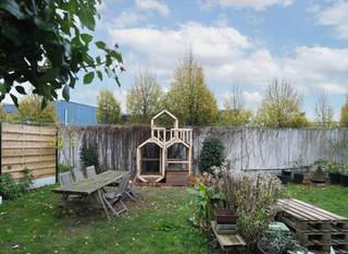 <p>Ontdek deze gerenoveerde woning in de gezellige Limbastraat 83 te Gent, waar comfort en rustig wonen hand in hand gaan. Achter de gevel schuilt een huis dat structureel werkelijk als nieuw is: een volledig vernieuwd dak, moderne isolatie en nieuwe tussenverdiepingen zorgen voor een stevige en toekomstbestendige basis. De afwerking kan je nog naar eigen smaak verfijnen, waardoor je dit huis helemaal persoonlijk kan maken.</p>
<p>De straat zelf kreeg recent een complete heraanleg, wat de buurt een bijzonder verzorgde en frisse uitstraling geeft. Het is een plek waar buren elkaar kennen en waar een warm buurtschap heerst. Zo hebben de bewoners ervoor gekozen hun kleine tuintjes samen te voegen tot één grote gedeelde tuin: een groene oase waar iedereen kan meegenieten van de buitenruimte, ideaal voor een koffie in de zon, een spelende kinderen of een gezellige zomeravond.</p>
<p>Met een EPC-score B is de woning energiezuinig en klaar voor de toekomst. Alles is technisch volledig conform, zodat je zonder zorgen kan verhuizen.</p>
<p>De ligging combineert het beste van twee werelden: een rustige woonomgeving met toch een vlotte verbinding.</p>
<p>Deze woning is de ideale kans voor wie op zoek is naar een, degelijke en sfeervolle thuis op een goede locatie in Gent.</p>