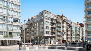 Luxueus afgewerkt, ongemeubeld hoekappartement met 2 slaapkamers op het Rubensplein met garage. zeezicht vanuit elke hoek van de woonkamer! Terras...