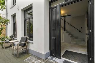 Située au cœur d'Anvers, vous trouverez une arrière-maison branchée dans laquelle vous entrez par la cour. Au rez-de-chaussée se trouvent 2...
