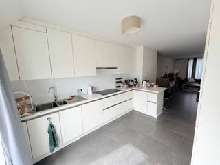 Genk, Bochtlaan 31 bus 31 - Prachtig duplexappartement met 2 slaapkamers, 2 badkamers, een overdekt terras, een balkon en 1 autostaanplaats.<br /><br />Bochtlaan 31 is direct gelegen aan de rand van het stadscentrum van Genk. <br />Dit verzorgde appartement biedt een bewoonbare oppervlakte van ca. 117 m² en is verdeeld over de derde en vierde verdieping. Dankzij de ruime indeling, de twee slaapkamers, twee badkamers en de terrassen is dit appartement ideaal voor wie comfortabel, centraal en rustig wil wonen.<br /><br />Derde verdieping
<ul>
<li>Inkomhal</li>
<li>Gastentoilet</li>
<li>Woonkamer</li>
<li>Keuken met koelkast, diepvries, ingebouwde inductiekookplaat, elektrische oven, vaatwasmachine en microgolfoven van Siemens </li>
<li>Wasplaats</li>
</ul>
<br />Vierde verdieping
<ul>
<li>Hal</li>
<li>Berging / technische ruimte</li>
<li>Toilet</li>
<li>Slaapkamer 1</li>
<li>Badkamer 1 met ligbad, douche en badkamermeubel met 2 lavabo's</li>
<li>Slaapkamer 2</li>
<li>Badkamer 2 met douche en badkamermeubel met 1 lavabo</li>
</ul>
<br />Extra troeven
<ul>
<li>Zuidgericht terras van ca. 10 m², grenzend aan de woonkamer</li>
<li>Balkon aan de keuken van ca. 6 m²</li>
<li>Kelderberging</li>
<li>Autostaanplaats </li>
</ul>
Een ruim en verzorgd appartement op een absolute toplocatie in Genk, waar rustig wonen en comfort perfect samenkomen.<br /><br />Interesse in dit appartement? Neem dan snel contact op met Jurimex op 089/308.700 of via info@jurimex.be voor meer informatie of een bezichtiging.<br />
