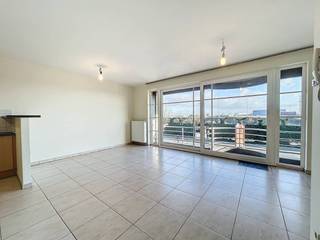 Het appartement met 2 slaapkamers te huur is gelegen in de residentie 'Baron de Maere' te Zeebrugge. Het appartement is gelegen op wandelafstand van het strand van Zeebrugge, tram- en bushalte van De Lijn en het station. Tevens heeft het appartement een goede aansluiting met de A11. Indeling: - inkomhal met gastentoilet- leefruimte met zit- en eetplaats - terras met berging- ingerichte keuken - berging met aansluiting voor wasmachine - badkamer bestaande uit ligbad, wastafel en douche- 2 slaapkamers- autostaanplaats (inbegrepen in de prijs)- gemeenschappelijke fietsenberging Ben jij op zoek naar vastgoed te huur in Zeebrugge? De snelste manier om een bezoek te brengen aan dit appartement? Vraag je bezoek aan via de rode knop op onze website (www.dewaele.com) en je wordt gecontacteerd door onze verhuurexpert Arne. Telefonisch kunnen er geen afspraken gemaakt worden. Bij andere vragen kun je ons telefonisch contacteren via 056 612 612.Bestuursmaatregelen in het maatregelenregister: nee