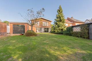 <p>Deze karaktervolle en kwalitatieve villa met gezellige tuin combineert comfort, ruimte en een centrale ligging.<br />U betreedt de woning via de inkomhal met vestiaire en gastentoilet. De gezellige en lichtrijke leefruimte met houthaard vormt het hart van de woning. Aansluitend betreden we de praktische bureauruimte of leeshoek. De keuken met ontbijthoek bevindt zich aan de voorzijde van de woning. Verder biedt het gelijkvloers nog een bergplaats en zeer ruime inpandige garage (plaats voor 2 wagens).<br />Op de eerste verdieping geeft de nachthal toegang tot drie volwaardige slaapkamers en een badkamer met douche, ligbad, lavabo en toilet. De kamers aan de tuinzijde genieten bovendien nog van een balkon met zicht op het groen.<br />Buiten geniet u van een uitstekend onderhouden en gezellige tuin, een zonnig terras en een praktische tuinberging. Naast de woning is nog een oprit waar 2 wagens kunnen staan. Opslagplaats komt u niet tekort dankzij de kelderberging waar ook de technische ruimte zich bevindt. Tevens is er een kruipkelder aanwezig, wat aanpassingswerken enorm vergemakkelijkt!<br />De woning is gelegen op een boogscheut van Mechelen en kent een uitstekende verbinding met Brussel en Antwerpen dankzij de nabijheid van de A12 en E19. De N16 zorgt op zijn beurt weer voor de uitstekende connectie met Mechelen en Sint-Niklaas.</p><p>Extra troeven:<br />• Zonneluifels<br />• Voldoende parkeergelegenheid<br />• Centrale ligging<br />• Groene tuin<br />• Kwalitatieve, solide woning</p><p>Meer info en documenten op www.malines-group.be<br />Stedenbouwkundige inlichtingen: Vg - Wg - Gmo - Gvkr - Gvv</p>
