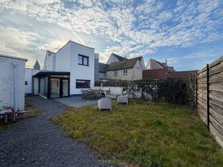 TRENDY EN LEUK INGERICHTE GERENOVEERDE HALFOPEN BEBOUWING met GARAGE, gelegen op een GUNSTIGE en VLOT BEREIKBARE LOCATIE nabij invalswegen, winkels...