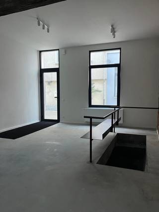 In de Korte Sint-Annastraat, op wandelafstand van de Ossenmartk, de Meir en tal van gezellige horecazaken, vinden we dit stijlvol gerenoveerd huis terug<br /><br />De gelijkvloers is ingericht als grote leefkeuken met toegang tot een kelderruimte. Het eerste verdieping is perfect om tot rust in de komen in de leefruimte. Hier is ook het eerste toilet voorzien met een wasberging. <br />De woning beschikt over twee volwaardige slaapkamers en moderne badkamer. Dankzij de zorgvuldige afwerking ervaart u een instant gevoel van kwaliteit en comfort.<br /><br />Troef van dit appartement is ongetwijfeld het ruime dakterras, waar u in alle rust kan genieten van zon en stadsvibes.<br /><br />Een ideale plek voor wie op zoek is naar een kwalitatief afgewerkt woning met buitenruimte, midden in het bruisende centrum van Antwerpen.